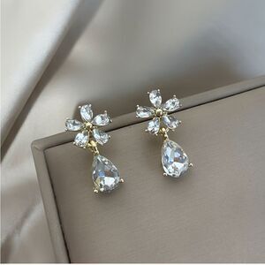 Diamond flower stud earrings N180